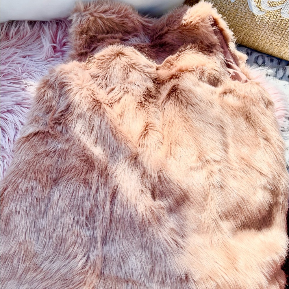 Blush pink size SMALL faux fur vest excellent condition!!! - Picture 4 of 11